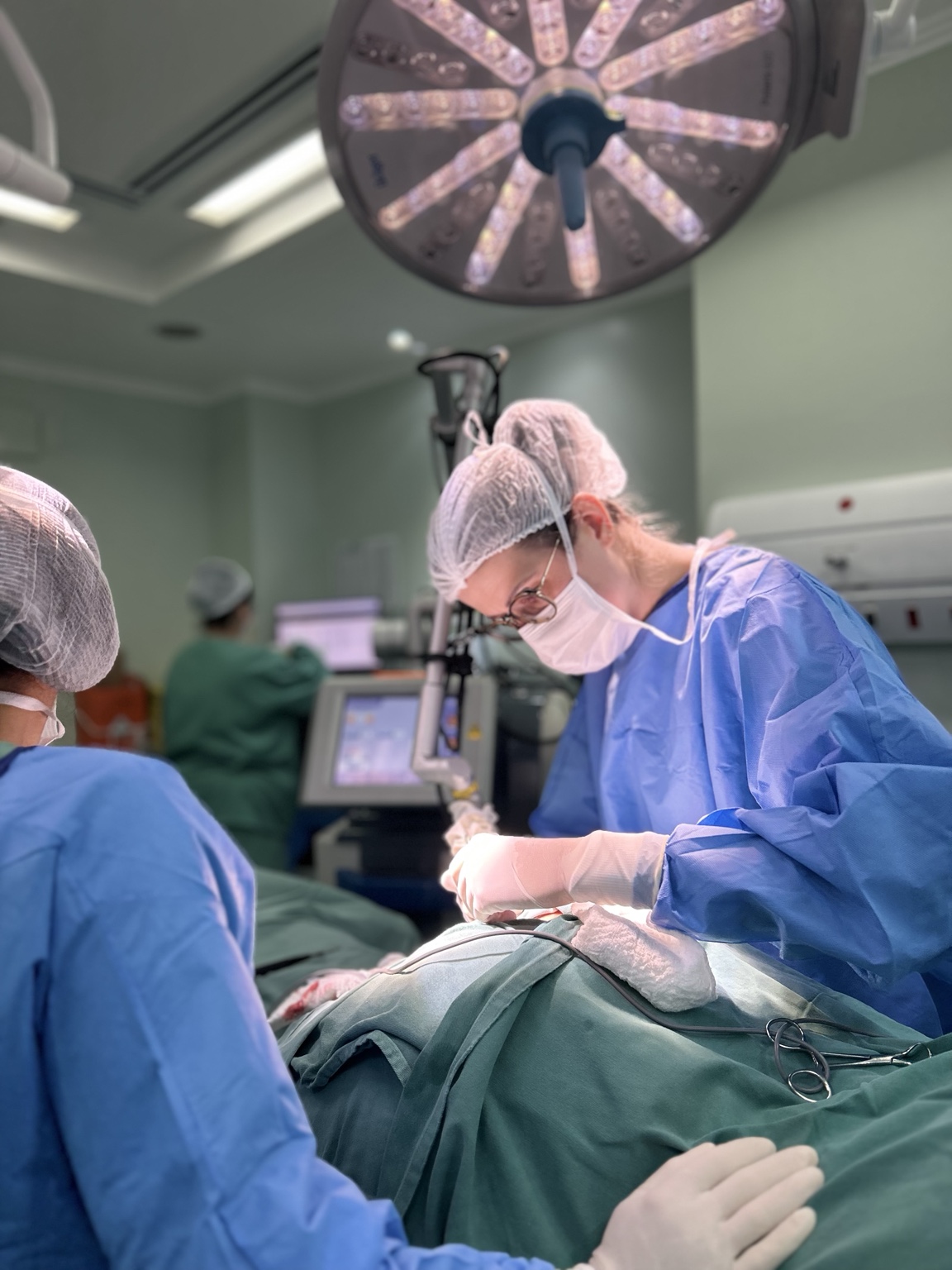 Equipe médica durante procedimento com tecnologia a laser
