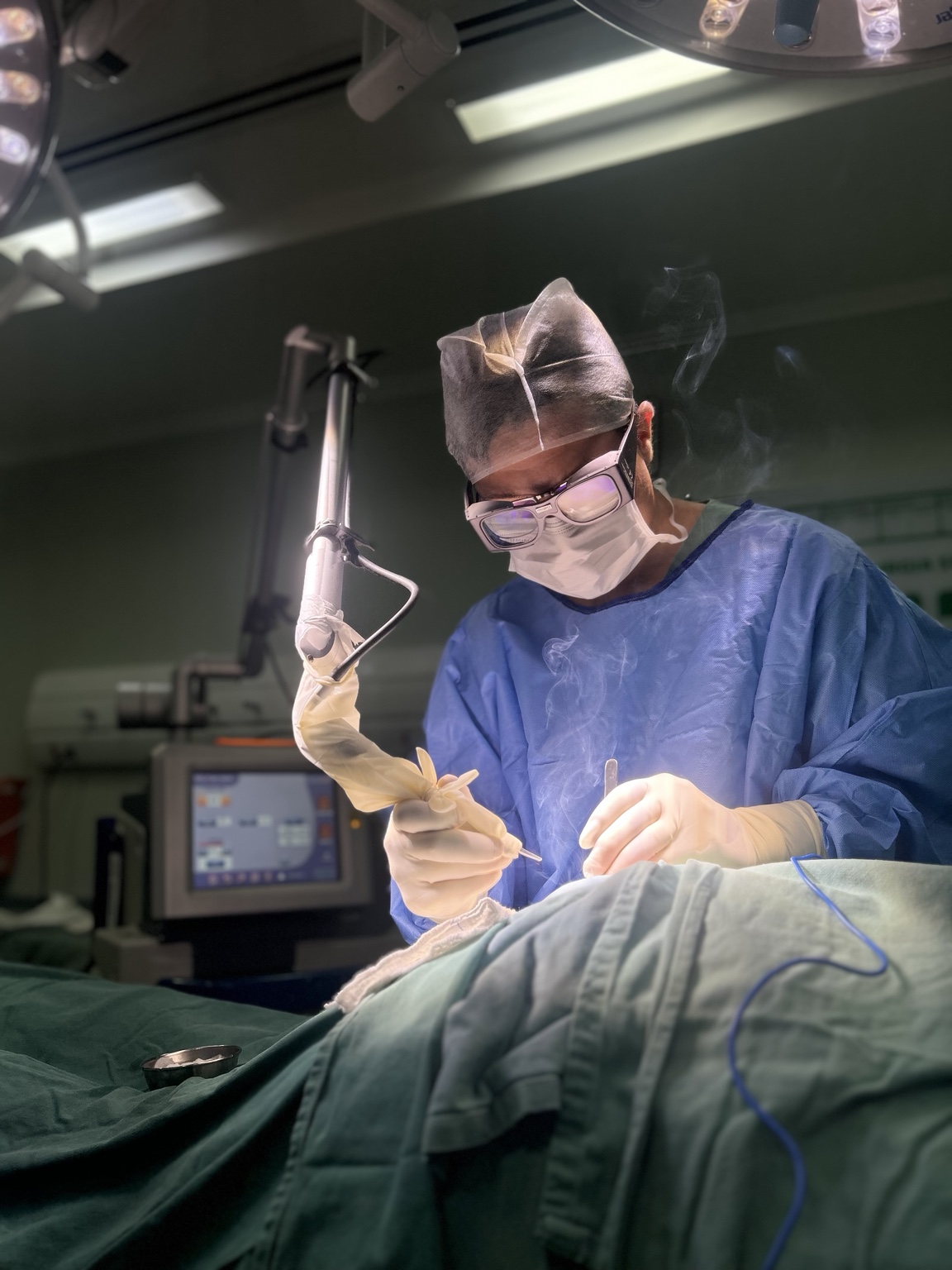 Médico utilizando tecnologia a laser durante procedimento