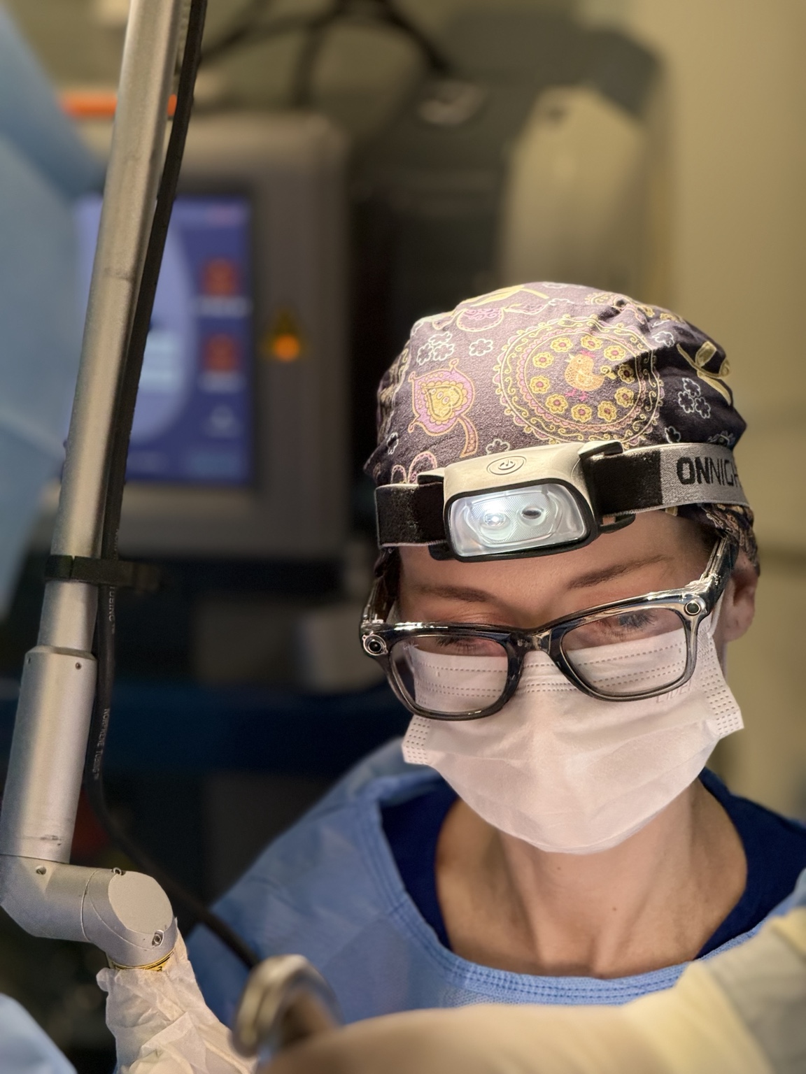 Profissional utilizando proteção ocular durante procedimento a laser