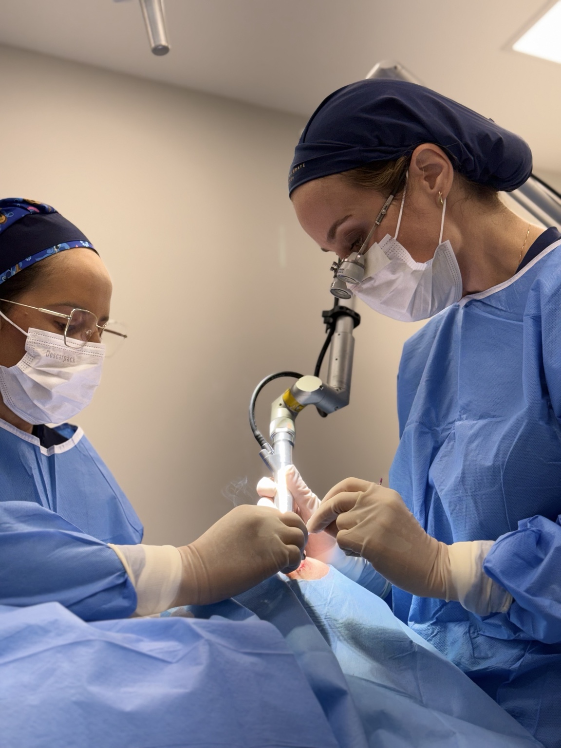 Equipe médica realizando procedimento com equipamento a laser
